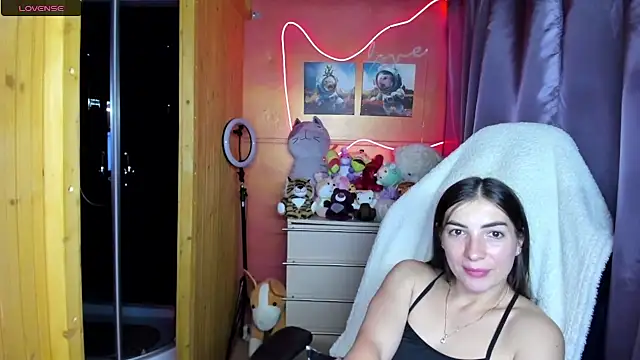 Fiery Brunette  online show from July 19, 2026, 3:43 am