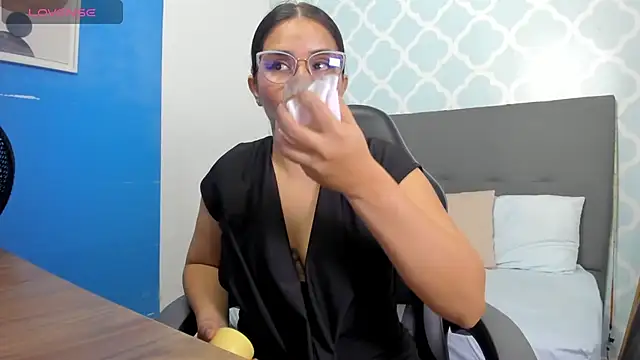 Snapshot of ayla13_ chatting on February 12, 2026, 7:20 pm ayla13 online show from February 12, 2026, 7:20 pm