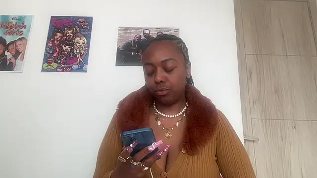 Snapshot of ChocolateCakeQueen chatting on May 17, 2026, 2:13 pm ChocolateCakeQueen online show from May 17, 2026, 2:13 pm