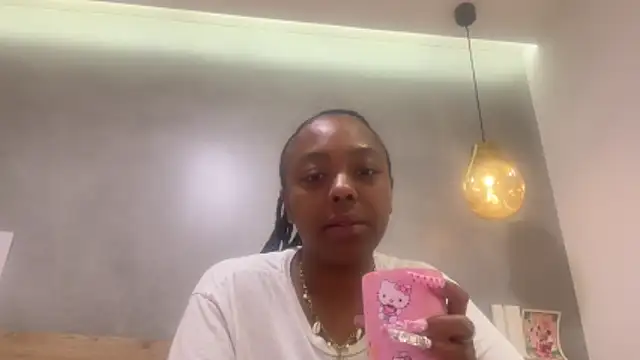 Snapshot of ChocolateCakeQueen chatting on May 18, 2026, 2:40 am ChocolateCakeQueen online show from May 18, 2026, 2:40 am