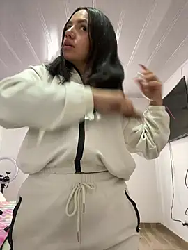 Snapshot of hannahb-e chatting on February 9, 2026, 10:03 pm hannahb-e online show from February 9, 2026, 10:03 pm