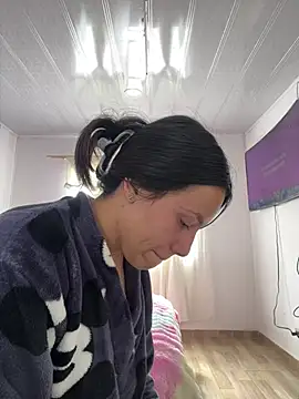 Snapshot of hannahb-e chatting on February 21, 2026, 2:40 pm hannahb-e online show from February 21, 2026, 2:40 pm