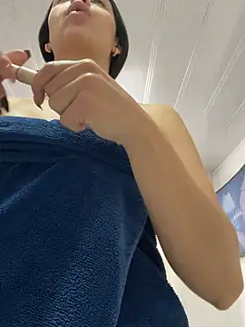 Snapshot of hannahb-e chatting on March 11, 2026, 12:44 pm hannahb-e online show from March 11, 2026, 12:44 pm