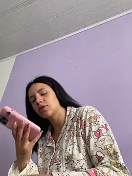 Snapshot of hannahb-e chatting on April 5, 2026, 1:41 pm hannahb-e online show from April 5, 2026, 1:41 pm