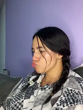 Snapshot of hannahb-e chatting on April 15, 2026, 7:58 pm hannahb-e online show from April 15, 2026, 7:58 pm