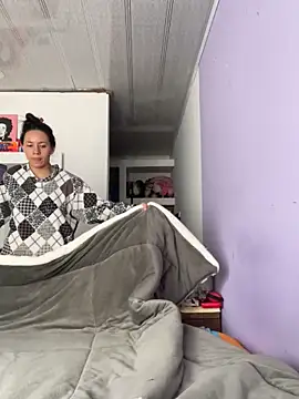 Snapshot of hannahb-e chatting on April 16, 2026, 3:46 pm hannahb-e online show from April 16, 2026, 3:46 pm