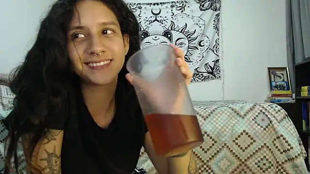 AlinaWoolf  online show from February 4, 2025, 2:39 am