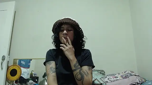 Snapshot of AlinaWoolf_ chatting on May 18, 2026, 2:07 am AlinaWoolf online show from May 18, 2026, 2:07 am