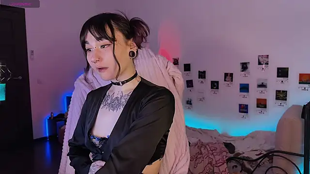 deadlysweet online show from April 17, 2026, 4:04 am