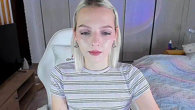 Snapshot of ice_pixie chatting on December 21, 2024, 4:03 pm ice pixie online show from December 21, 2024, 4:03 pm