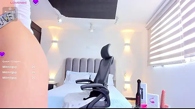 AnaRuiz online show from January 27, 2025, 3:39 pm