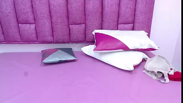 Snapshot of CrushOnMe_ chatting on February 9, 2026, 7:51 pm CrushOnMe online show from February 9, 2026, 7:51 pm