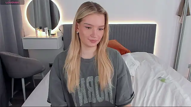 CassieRayss online show from February 10, 2025, 2:05 pm