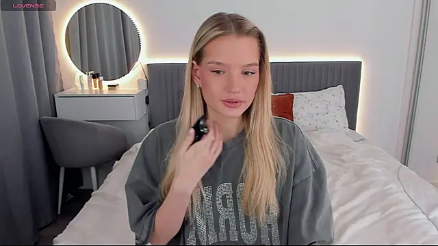 CassieRayss online show from February 21, 2025, 8:05 pm