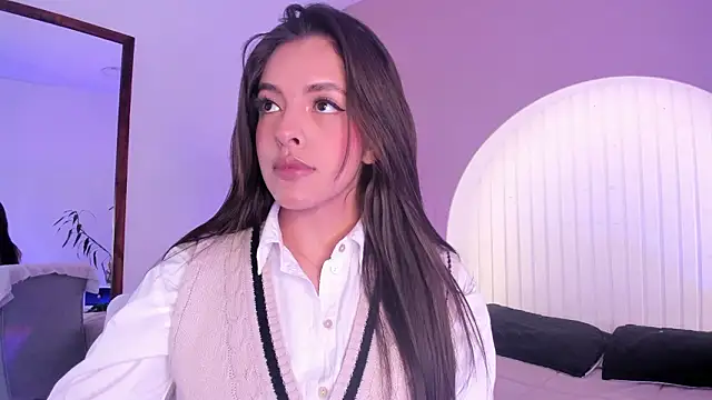 martina duque  online show from March 18, 2026, 5:05 pm