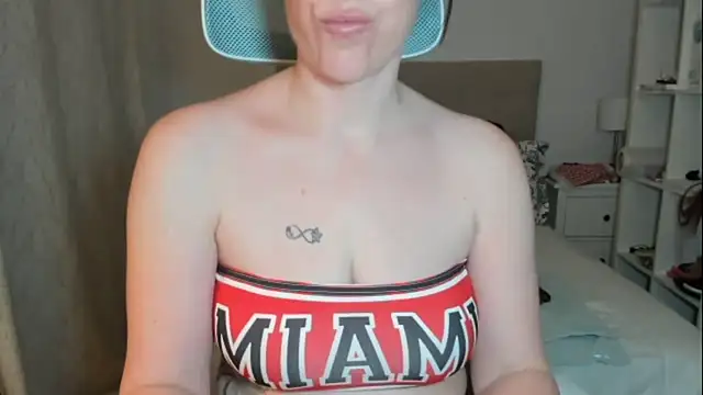 Snapshot of emmita69_ chatting on April 21, 2026, 2:26 am emmita69 online show from April 21, 2026, 2:26 am