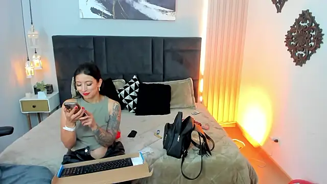 kira moon   online show from March 18, 2026, 9:07 pm