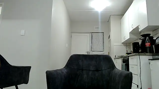 Snapshot of officialkhakes_za chatting on January 5, 2025, 6:35 pm officialkhakes za online show from January 5, 2025, 6:35 pm