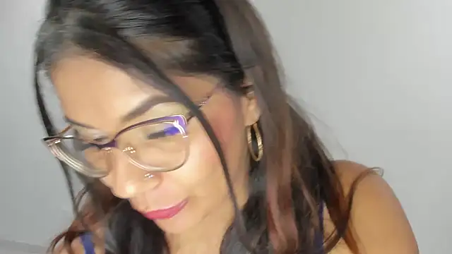 Snapshot of Luna_Dumont chatting on April 19, 2026, 6:10 pm Luna Dumont online show from April 19, 2026, 6:10 pm