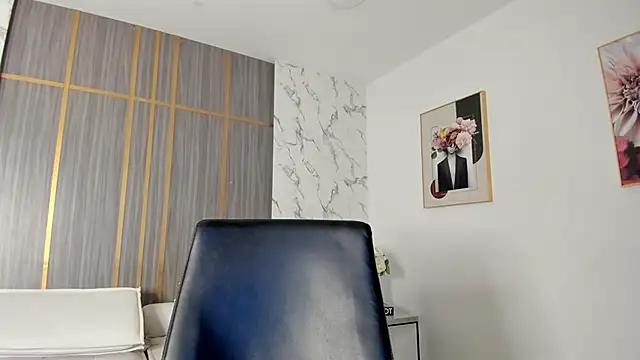 Dollar-girl online show from April 2, 2026, 1:42 pm