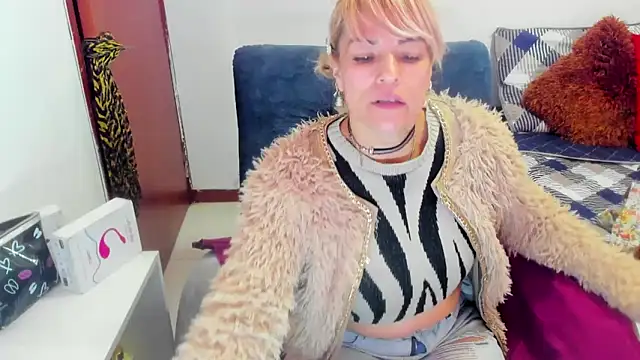 Snapshot of harly__queen chatting on February 14, 2025, 12:25 pm harly queen online show from February 14, 2025, 12:25 pm