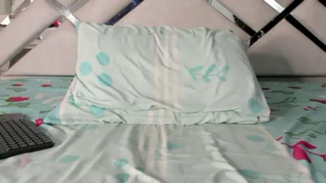 Snapshot of maybelline69 chatting on February 20, 2026, 12:51 am maybelline69 online show from February 20, 2026, 12:51 am