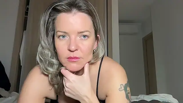 naughtyhollyxxxx online show from February 5, 2025, 4:03 pm