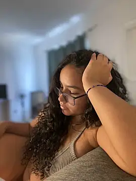 CurlyGirl 1 online show from December 17, 2024, 6:09 pm