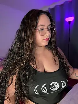 Snapshot of CurlyGirl_1 chatting on May 18, 2026, 11:32 pm CurlyGirl 1 online show from May 18, 2026, 11:32 pm