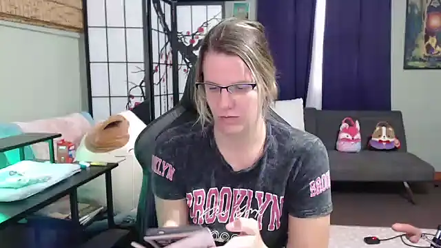 Sarahtineke online show from October 22, 2025, 5:13 pm