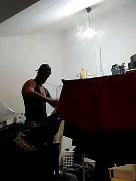 Snapshot of eltoulou chatting on October 13, 2025, 5:13 pm eltoulou online show from October 13, 2025, 5:13 pm