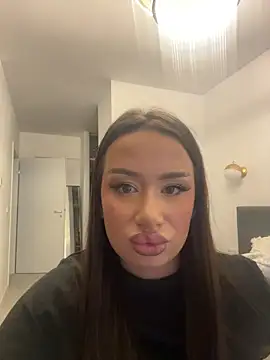 deliaroyal online show from November 18, 2025, 2:10 pm