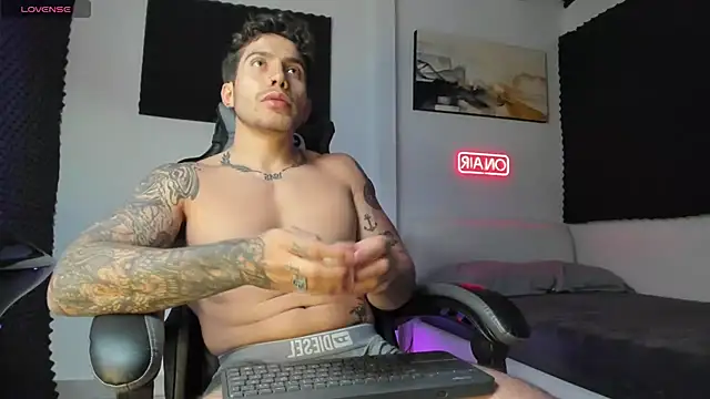 LucianSinclair online show from November 12, 2025, 1:39 am