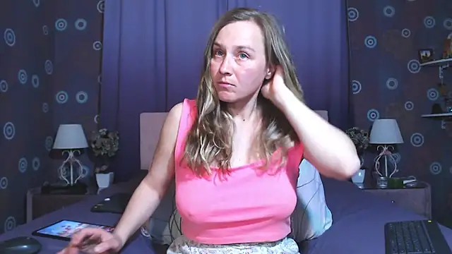 Snapshot of SquirtyAlice chatting on May 1, 2026, 9:08 pm SquirtyAlice online show from May 1, 2026, 9:08 pm