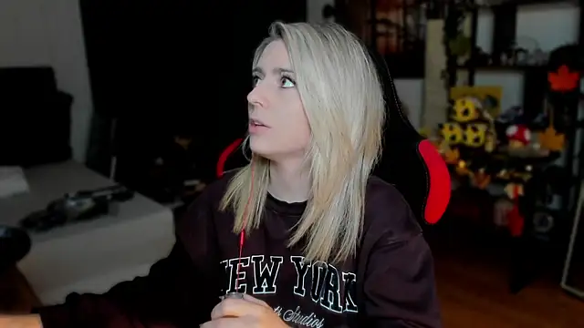 Lisaonthemoon online show from September 23, 2025, 4:54 pm