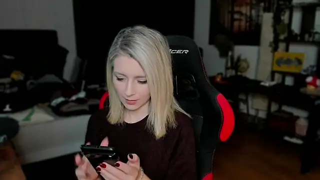 Lisaonthemoon online show from October 15, 2025, 3:56 pm