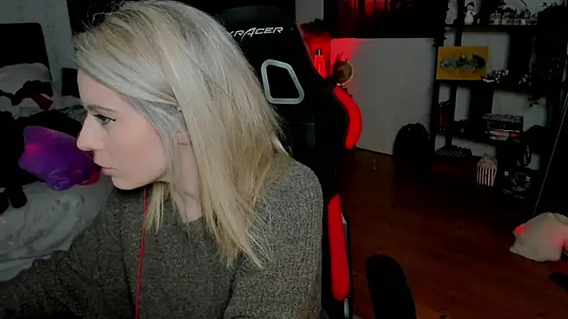 Lisaonthemoon online show from February 3, 2026, 6:13 pm