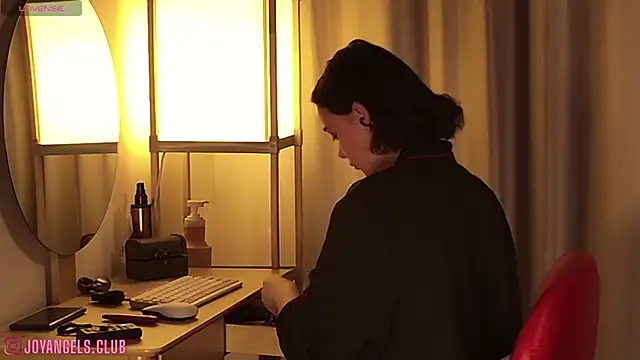 SophieCharm online show from April 14, 2026, 4:51 am