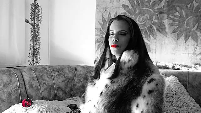 Lora Chanel online show from December 18, 2025, 8:15 pm