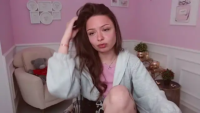 Snapshot of LucySkilar chatting on April 26, 2026, 4:21 am LucySkilar online show from April 26, 2026, 4:21 am