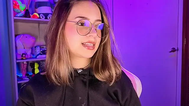 EmilyMiller  online show from May 19, 2026, 3:18 pm