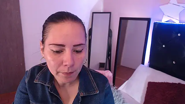 camila delarosa online show from November 19, 2025, 7:03 pm