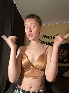 Snapshot of Crayzy_Luv chatting on February 28, 2025, 6:31 pm Crayzy Luv online show from February 28, 2025, 6:31 pm