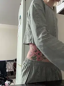 Snapshot of Crayzy_Luv chatting on February 16, 2026, 4:58 pm Crayzy Luv online show from February 16, 2026, 4:58 pm