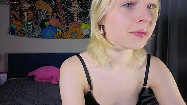 Snapshot of Crayzy_Luv chatting on March 15, 2026, 4:24 pm Crayzy Luv online show from March 15, 2026, 4:24 pm