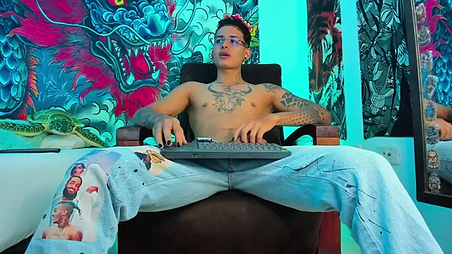 Snapshot of Maxi_Gray chatting on September 19, 2025, 12:34 am Maxi Gray online show from September 19, 2025, 12:34 am