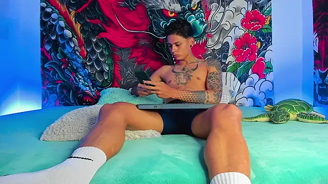 Snapshot of Maxi_Gray chatting on November 12, 2025, 6:14 am Maxi Gray online show from November 12, 2025, 6:14 am