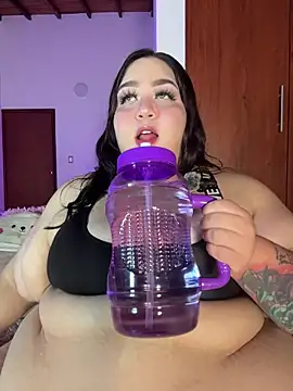 Snapshot of Venus_queenn chatting on October 20, 2025, 12:33 am Venus queenn online show from October 20, 2025, 12:33 am