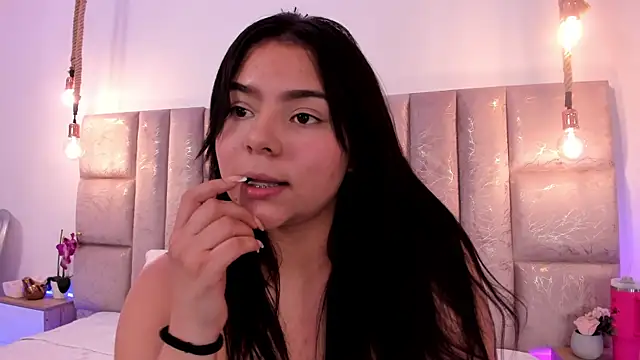 Snapshot of Oriana_Guzman chatting on June 25, 2026, 5:12 am Oriana Guzman online show from June 25, 2026, 5:12 am