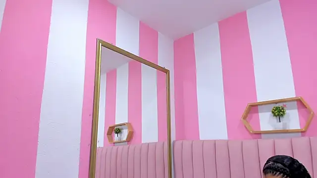 ISABELLA 020 online show from February 3, 2025, 12:25 pm